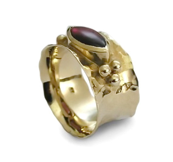 RG1019 Hammered gold band with marquise Garnet