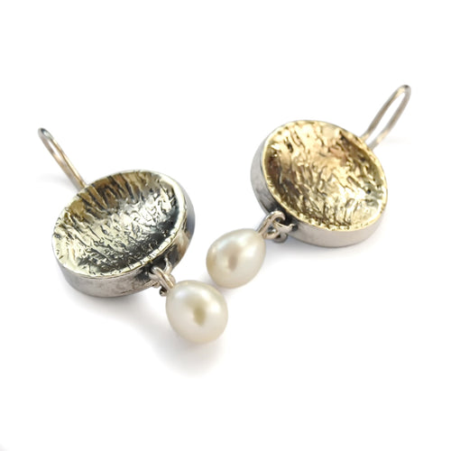 E0719B Textured gold pearl earrings