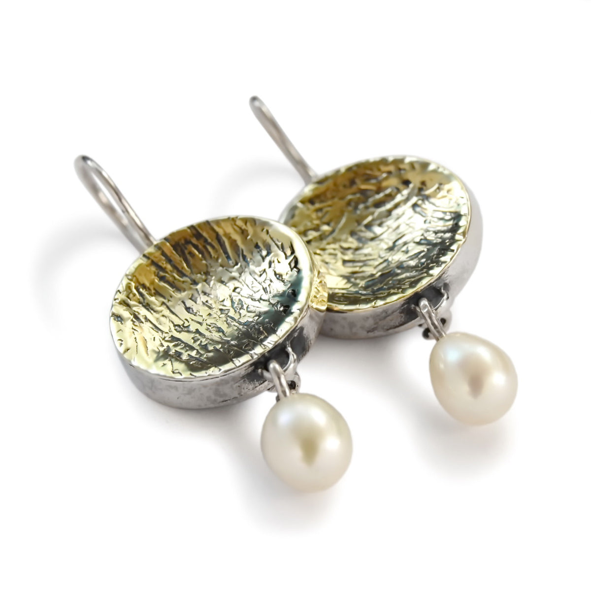 E0719B Textured gold pearl earrings