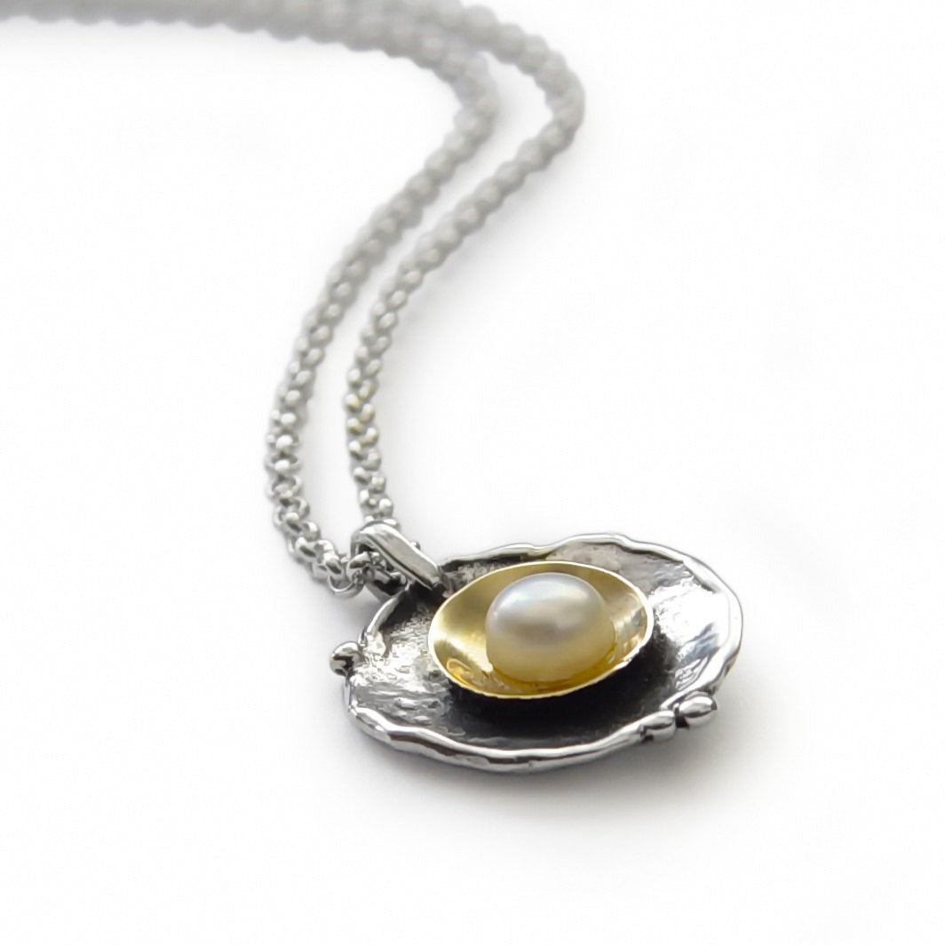 N4744 Two tone pearl pendant necklace